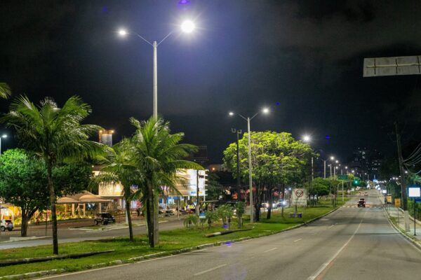 Prefeitura do Natal instala novas lâmpadas LED na Avenida Engenheiro Roberto Freire