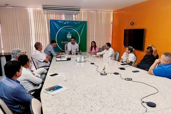 Governo do RN e prefeitos discutem melhorias no transporte da Grande Natal. Grupo de trabalho propõe ampliação de linhas e frequência como contrapartida à isenção do ICMS do diesel.
