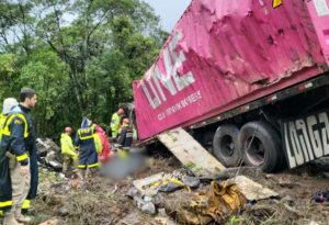 Carreta container tomba sobre vã e deixa 9 vitimas de time do Remo, acidente aconteceu no Paraná