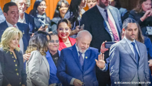 Presidente Lula retorna ao Brasil após troca de aeronave. Seu avião teve um problema técnico e retornou à Cidade do México